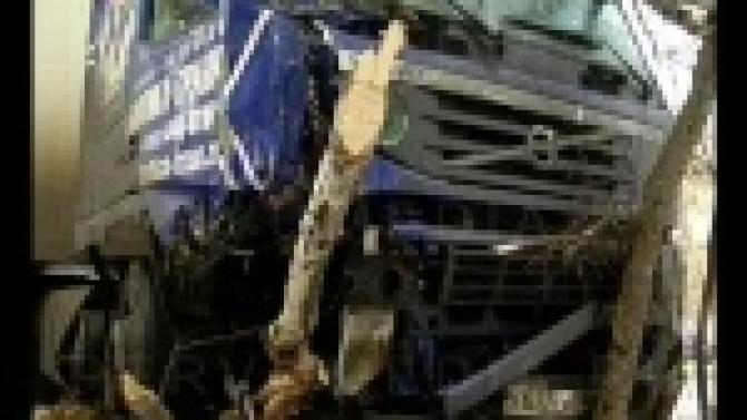 Фура с мороженым едва не въехала в здание Роспотребнадзора.