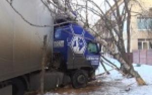 Огромная фура чуть не протаранила бактериологическую лабораторию Роспотребнадзора