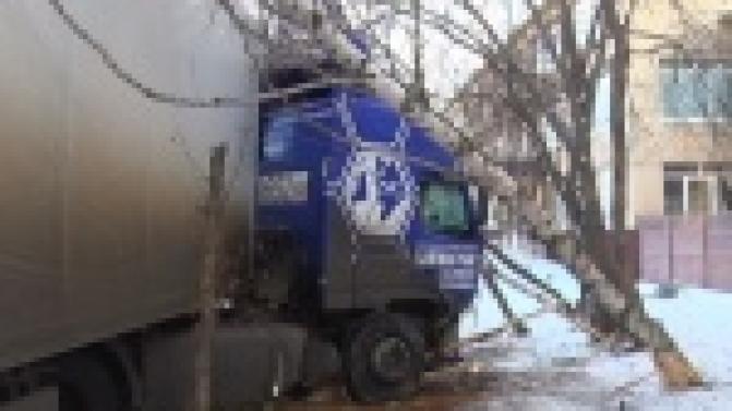 Огромная фура чуть не протаранила бактериологическую лабораторию Роспотребнадзора