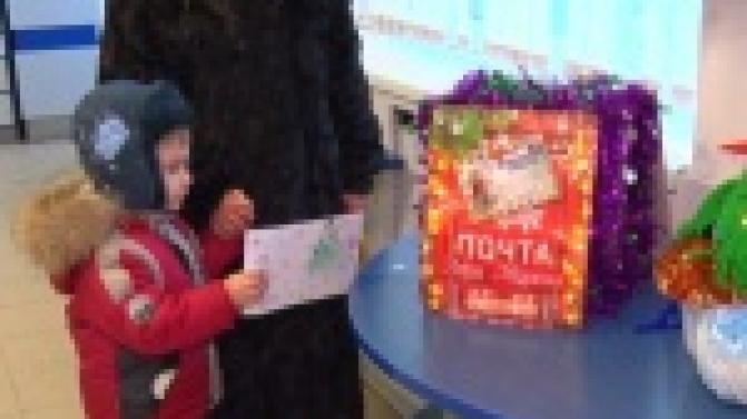 В почтовых отделениях города людно