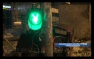 Превысил скорость и врезался в светофор.