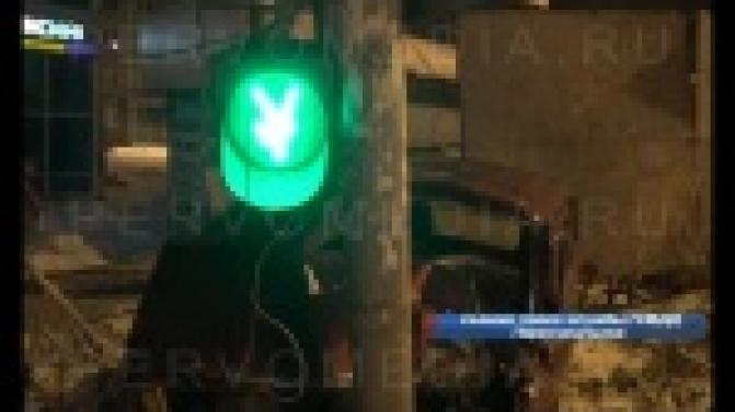 Превысил скорость и врезался в светофор.