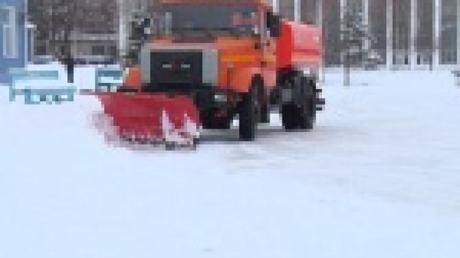 На стадионе "Уральский трубник" заканчивают заливать лед