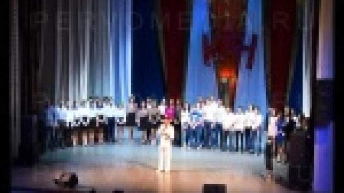 О «белых рекордах» шутили металлурги ПНТЗ на корпоративном фестивале КВН.