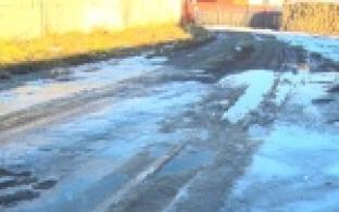 Ручей неизвестного происхождения мешает жизни целой улицы