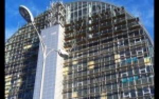 В Первоуральске тестируют гигантский медиаэкран.