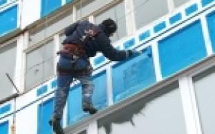 Фасады домов в поселке Талица приобретают синие оттенки