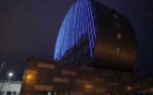 На инновационном культурном центре монтируют медиафасад