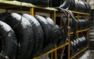 Автомобилисты занимают очередь на шиномонтаж