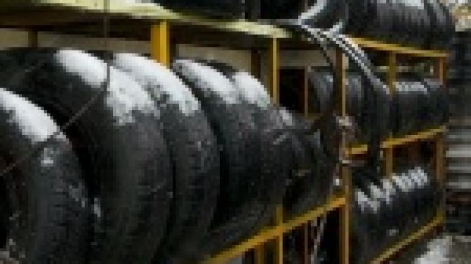 Автомобилисты занимают очередь на шиномонтаж