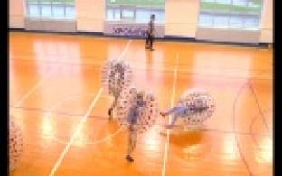 Первоуральцы осваивают бампербол.