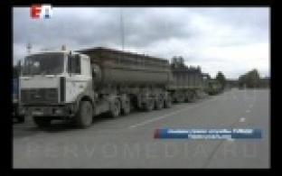 В Первоуральске водитель фуры, уличённый в нарушении, высыпал тонны щебня на проезжую часть.