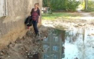 Непонятная лужа и неприятный запах