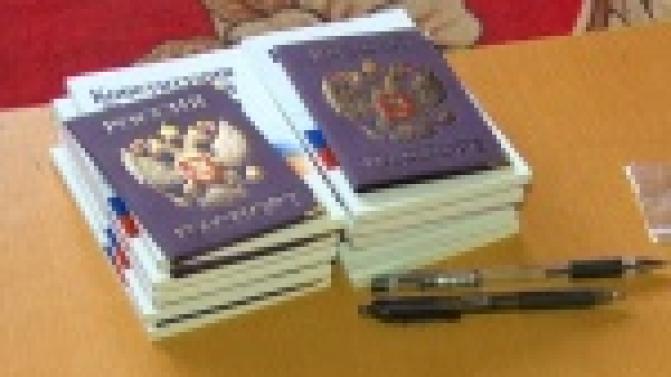На торжественной церемонии школьникам вручили паспорта