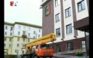 Как работают часы на здании администрации проверили сегодня рабочие.