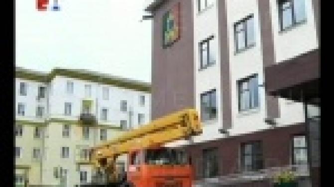 Как работают часы на здании администрации проверили сегодня рабочие.