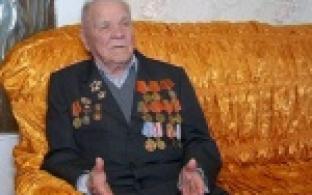 В годовщину Курской битвы ее участник Иван Желтышев принимает поздравления