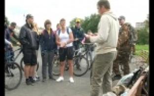 Крутят педали и разгадывают ребусы