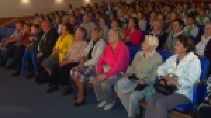 Ребят, отдыхающих в Гагаринском, сегодня навестили ветераны труда Новотрубного завода