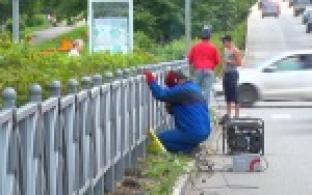 В Первоуральске продолжают устанавливать металлические ограждения