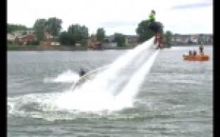 День города в Первоуральске отметили флайбордингом.