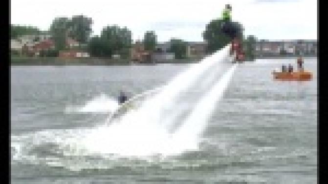 День города в Первоуральске отметили флайбордингом.