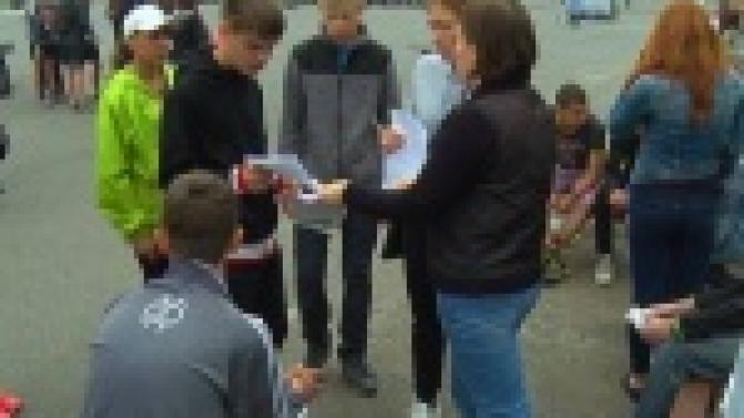 Убирать мусор с городских улиц продолжают школьники и студенты