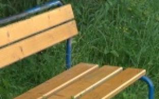 На пути к городской больнице установили ряд скамеек.