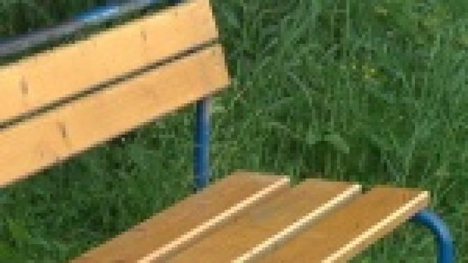 На пути к городской больнице установили ряд скамеек.