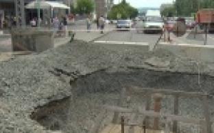 Специалисты "Водоканала" приступают к замене водовода, который проходит по проспекту Космонавтов