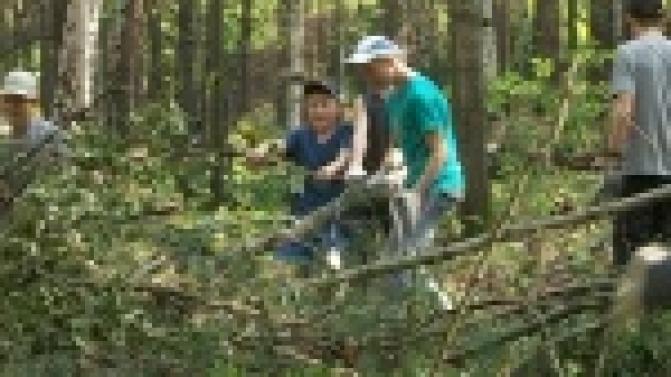 Помощь в наведении чистоты городскому парку культуры и отдыха оказывают участники "Отряда мэра"