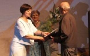 Врачи, медсестры, санитары, лаборанты принимают поздравления