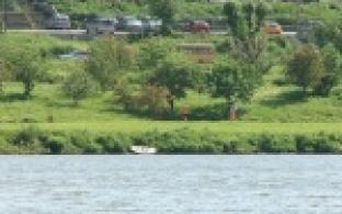 Одиннадцатилетняя девочка поплыла на надувной лодке, но при этом не учла погодных условий