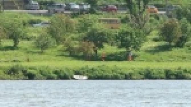 Одиннадцатилетняя девочка поплыла на надувной лодке, но при этом не учла погодных условий