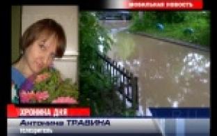 Двор с препятствиями. Жители 16-го дома по улице Гагарина вынуждены прилагать немало усилий, чтобы выйти из подъезда или, наоборот, попасть домой.