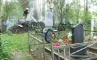 На территории городского кладбища в жаркие дни загорелся мусор