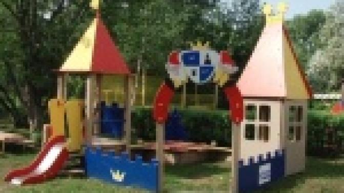 Для детей из дома малютки этот солнечный день начался с многочисленных подарков