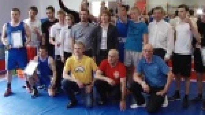 Белые металлурги померялись силами со студентами ПМК на турнире по боксу