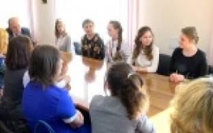 Глава города Николай Козлов наградил сегодня лучших школьников