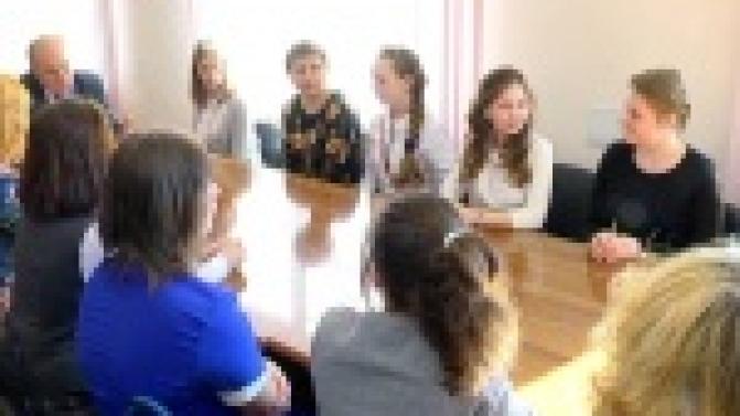 Глава города Николай Козлов наградил сегодня лучших школьников