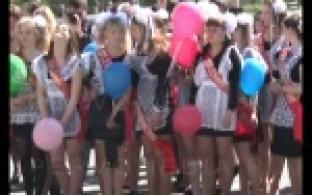 Сотни первоуральцев сегодня прощаются со школой