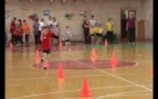 В силе и ловкости соревнуются дошколята.