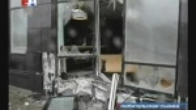 В ресторан приехал на машине.