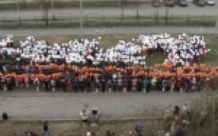 Сегодня ученики начальных классов седьмой школы устроили масштабный флеш-моб в канун девятого мая