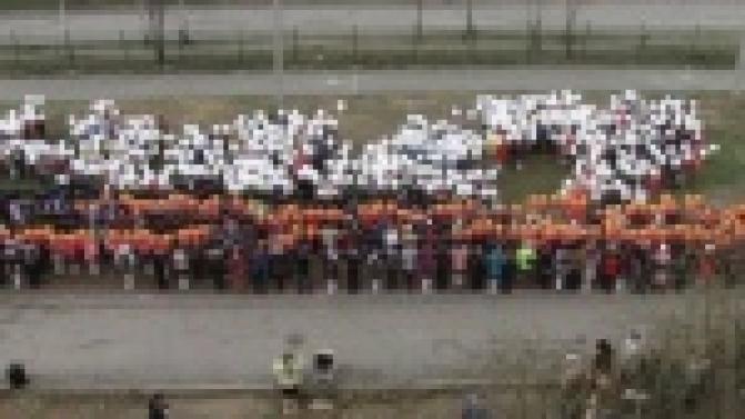 Сегодня ученики начальных классов седьмой школы устроили масштабный флеш-моб в канун девятого мая