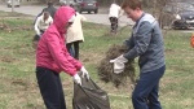 Сотрудники заводоуправления навели лоск на улицах Комсомольской и Гагарина