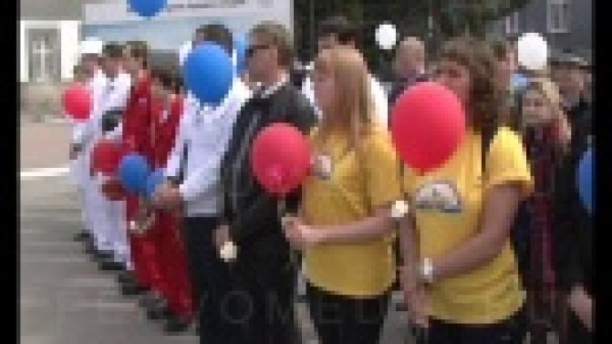 Благоустраивают город и развивают завод.