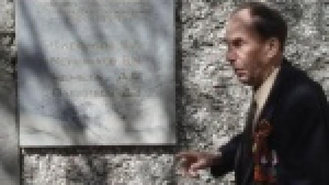 У входа в редакцию "Вечернего Первоуральска" повесили мемориальную доску