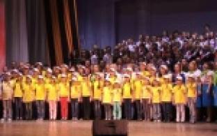 Удивительную атмосферу на сцене ДК ПНТЗ накануне создали участники "Битвы хоров"