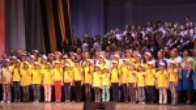 Удивительную атмосферу на сцене ДК ПНТЗ накануне создали участники "Битвы хоров"